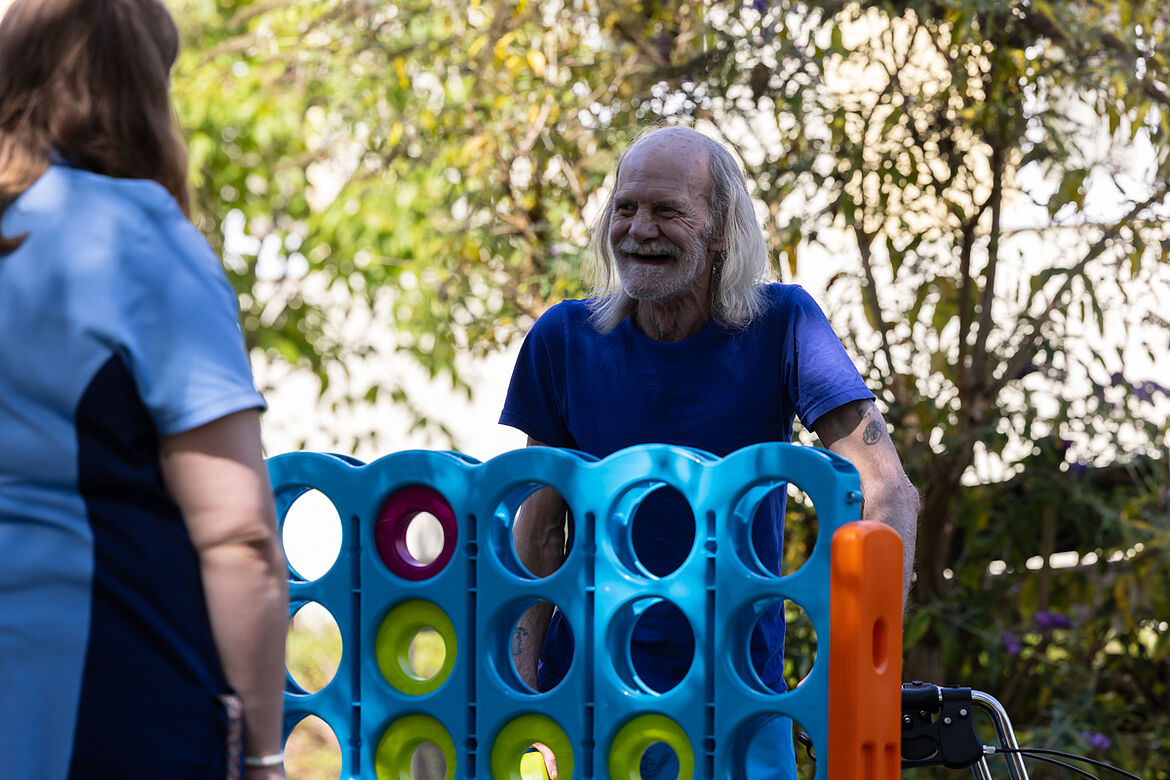 Ein Bewohner spielt "vier gewinnt"